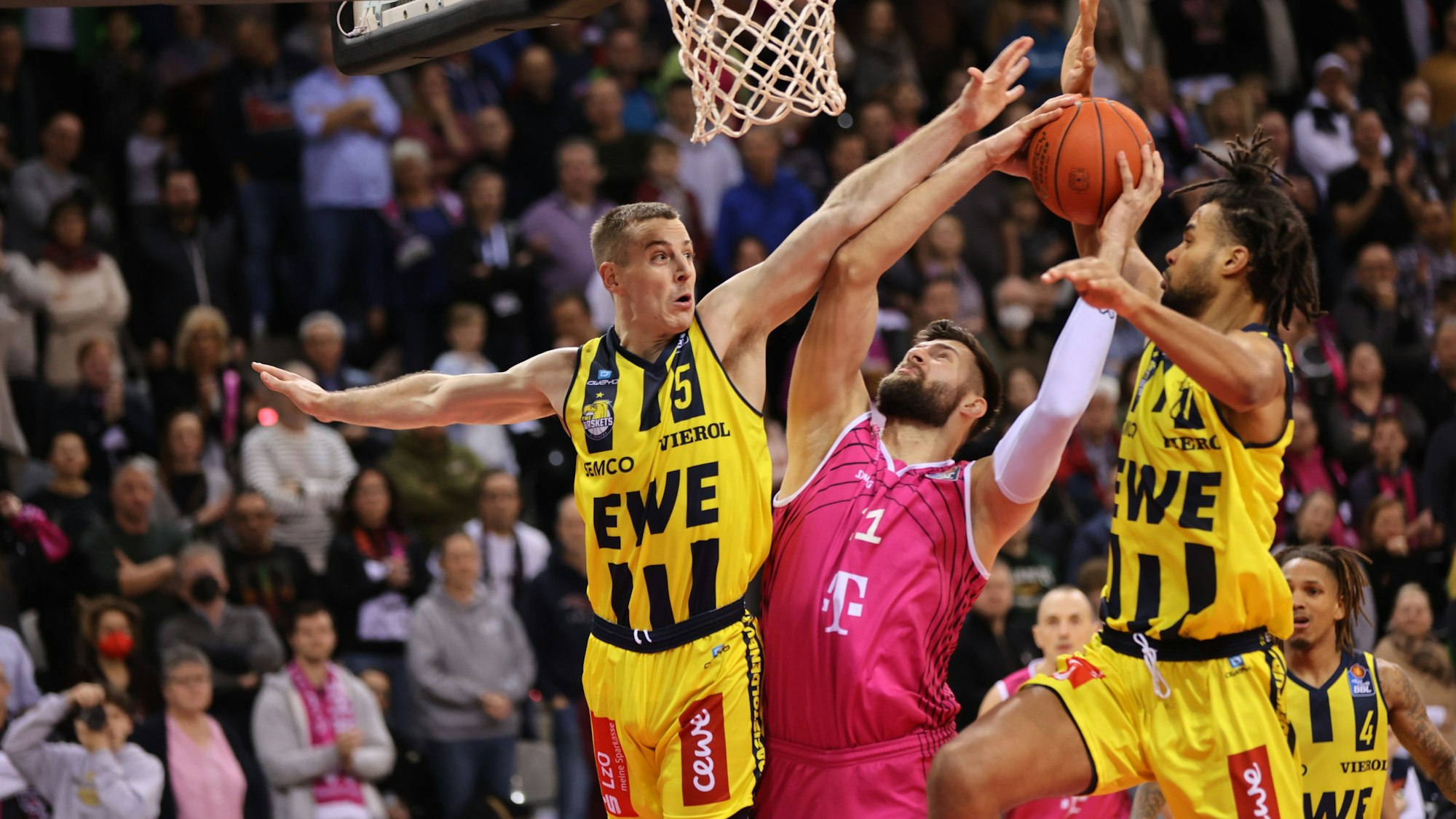 Leon Kratzer gegen zwei Oldenburger: Der Center erzielt 10 Punkte ohne Fehlwurf.