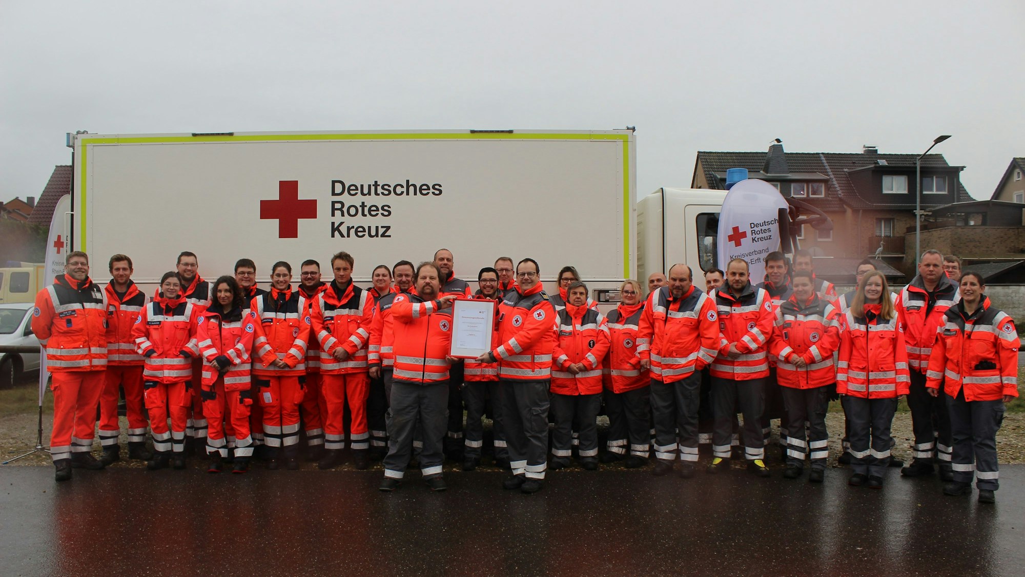 Neuer Strukturen, neue Köpfe beim DRK: Kreisbereitschaftsleiter Dirk Wolfrum übergibt die Ernennungsurkunde als Zugführer an Udo Kahlenborn.