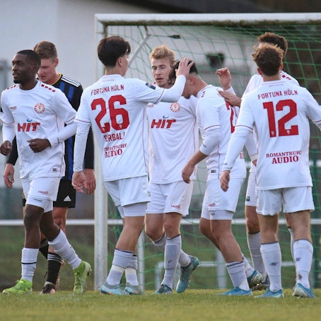 07.01.2023, Fussball, Herren, Testspiel, Saison 2022/2023, 1. FC Saarbrücken - SC Fortuna Köln, Torjubel des SC Fortuna Köln nach dem Tor zum 2:1 durch Kai Försterling Beltran Fortuna Köln Saarlouis Sportanlage Großer Sand Saarland Deutschland DE *** 07 01 2023, football, men, test match, season 2022 2023, 1 FC Saarbrücken SC Fortuna Köln, goal celebration of SC Fortuna Köln after the goal to 2 1 by Kai Försterling Beltran Fortuna Köln Saarlouis Sportanlage Großer Sand Saarland Germany EN