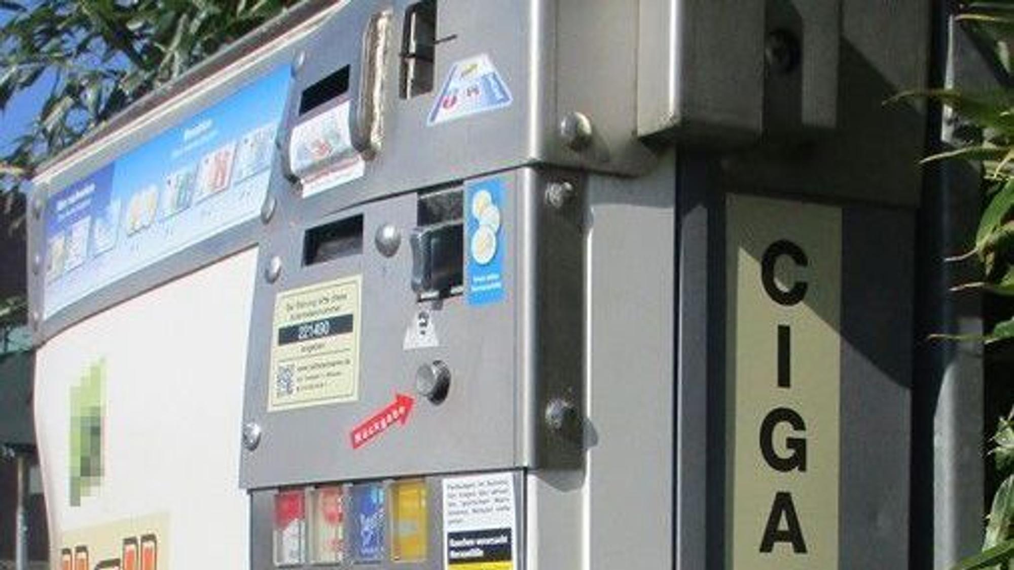 Das Foto zeigt einen beschädigten Zigarettenautomaten in Frechen.