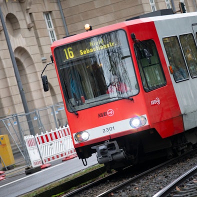 Eine Stadtbahn der Linie 16 der Kölner Verkehrsbetriebe.