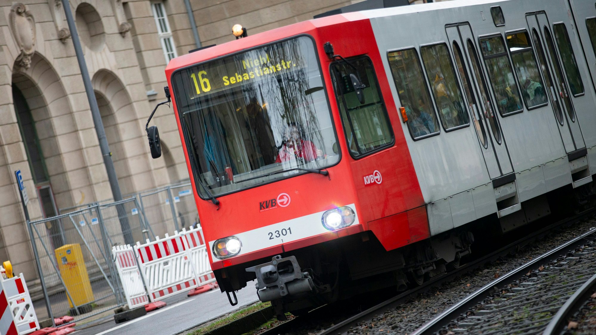 Eine Stadtbahn der Linie 16 der Kölner Verkehrsbetriebe.