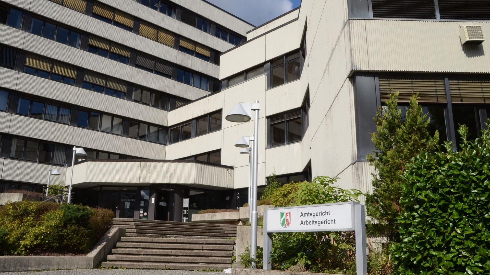 Ein Gerichtsgebäude, auf einem Schild steht "Amtsgericht" und "Arbeitsgericht".