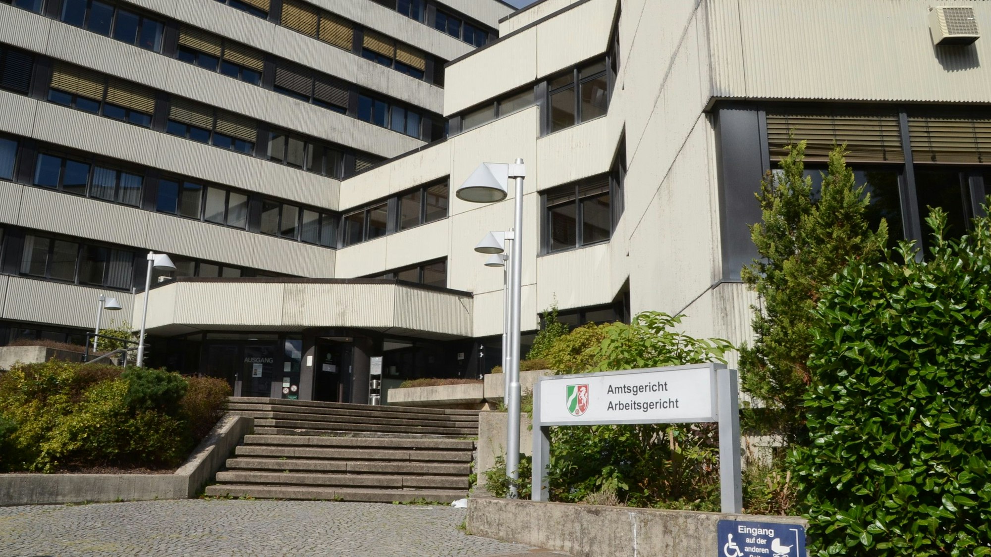 Das Bild zeigt das Gebäude des Amtsgerichts in der Siegburger Innenstadt.