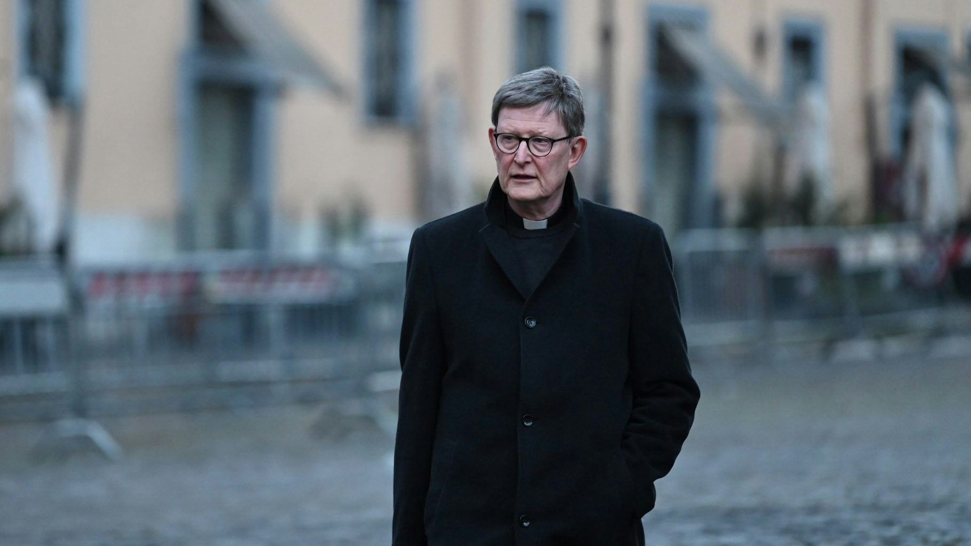 14.11.2022, Vatikan, Vatikanstadt: Der Erzbischof von Köln, Kardinal Rainer Maria Woelki, läuft in den Vatikan. Am Montag begann der mehrtägige Ad-Limina-Besuch der Deutschen Bischofskonferenz im Vatikan. Foto: Johannes Neudecker/dpa +++ dpa-Bildfunk +++