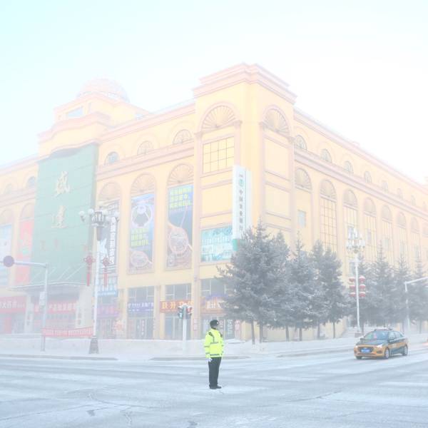 Ein Verkehrspolizist leitet den Verkehr in Mohe City, dem „Nordpol Chinas“, während Eisnebel in den Straßen hängt. (Archivbild)