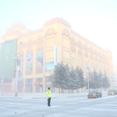 Ein Verkehrspolizist leitet den Verkehr in Mohe City, dem „Nordpol Chinas“, während Eisnebel in den Straßen hängt. (Archivbild)