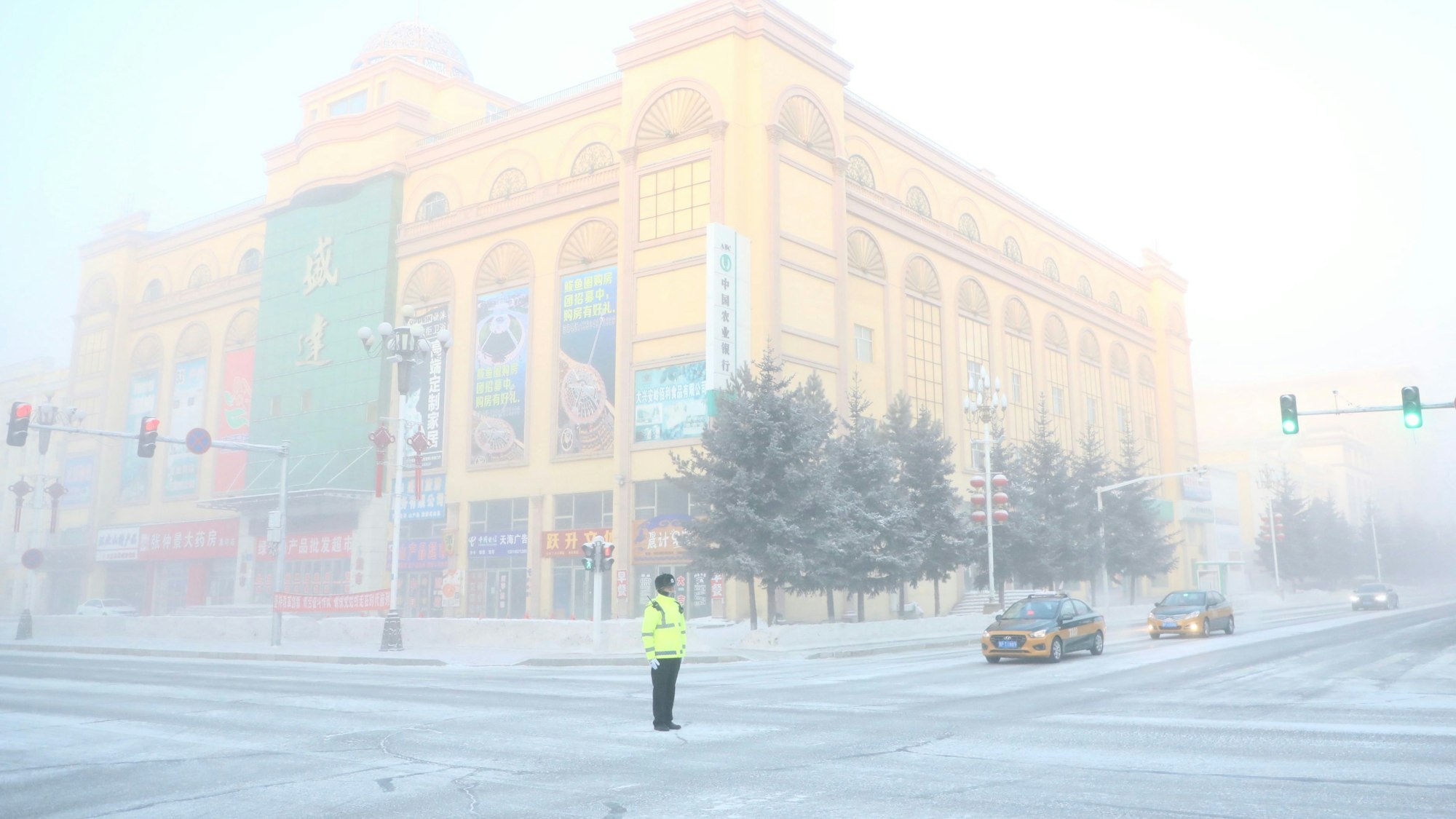 Ein Verkehrspolizist leitet den Verkehr in Mohe City, dem „Nordpol Chinas“, während Eisnebel in den Straßen hängt. (Archivbild)