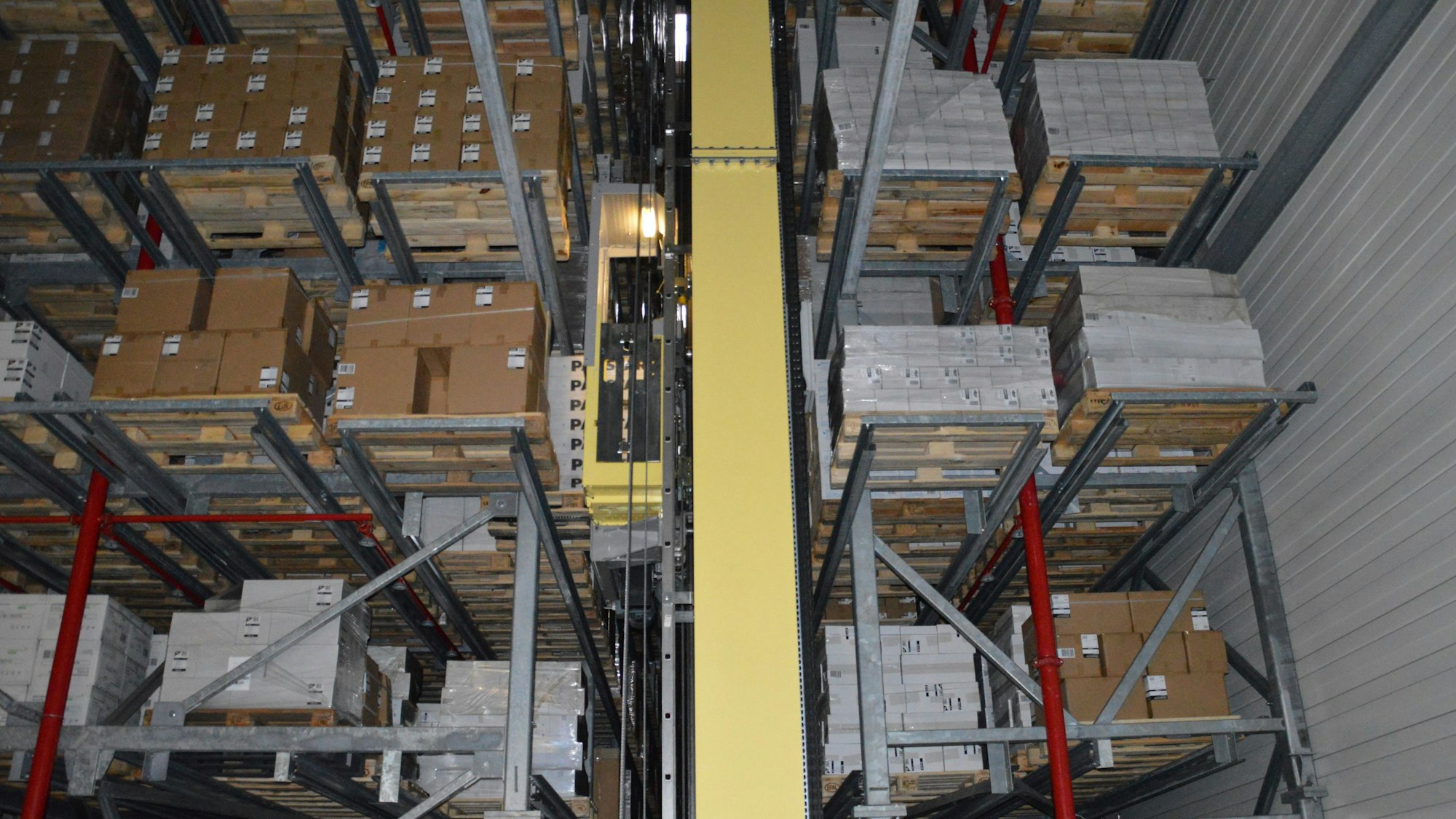 Ein Blick von oben in das Hochregallager der Firma Papstar in Kall.