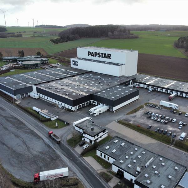 Die Kaller Papstar-Firmenzentrale mit dem markanten, weißen Hochregallager aus der Luft gesehen.