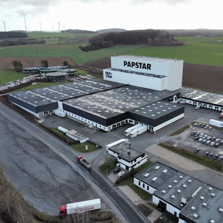 Die Kaller Papstar-Firmenzentrale mit dem markanten, weißen Hochregallager aus der Luft gesehen.