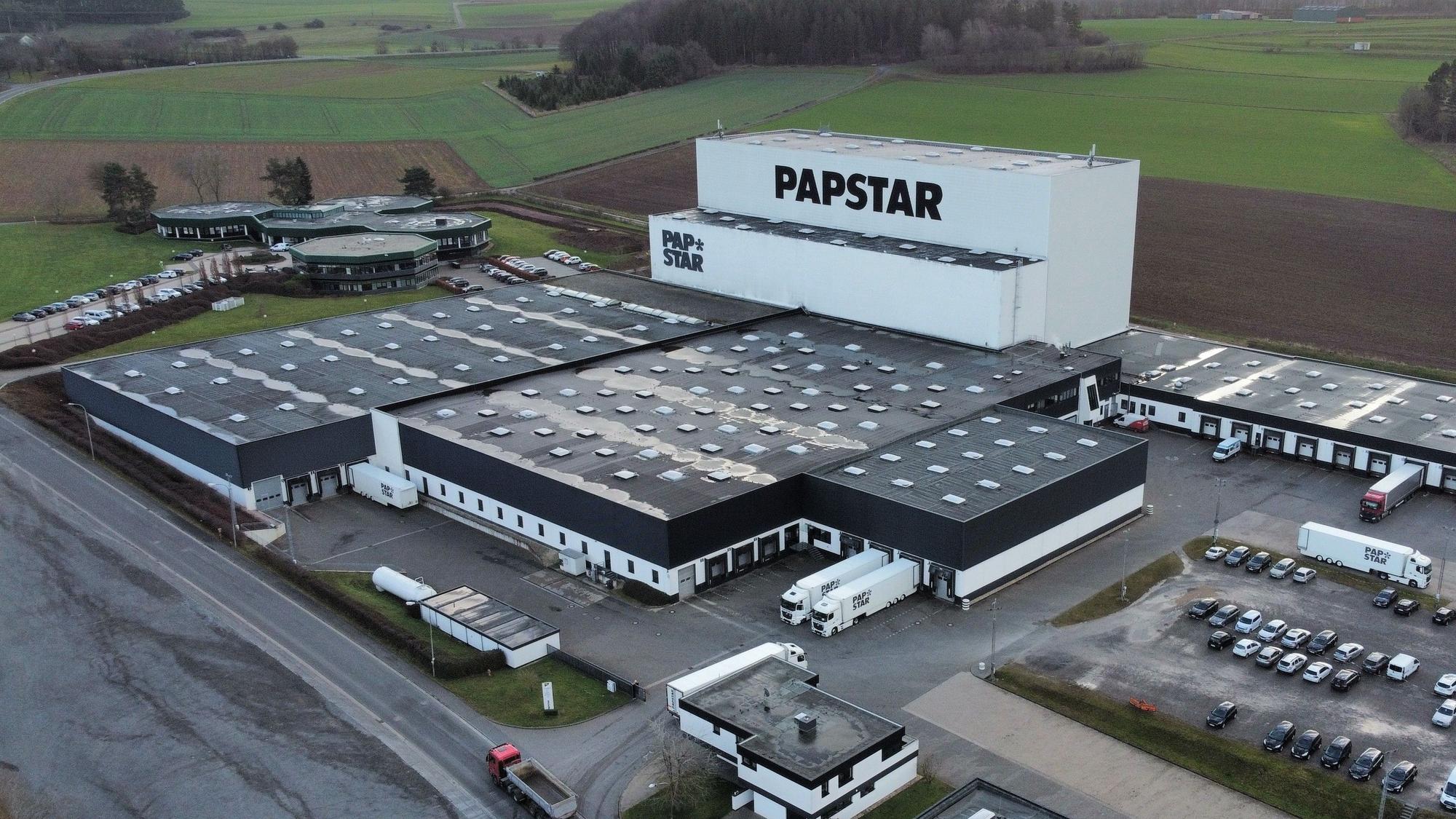 Das Luftbild zeigt die Gebäude der Firma Papstar in Kall.