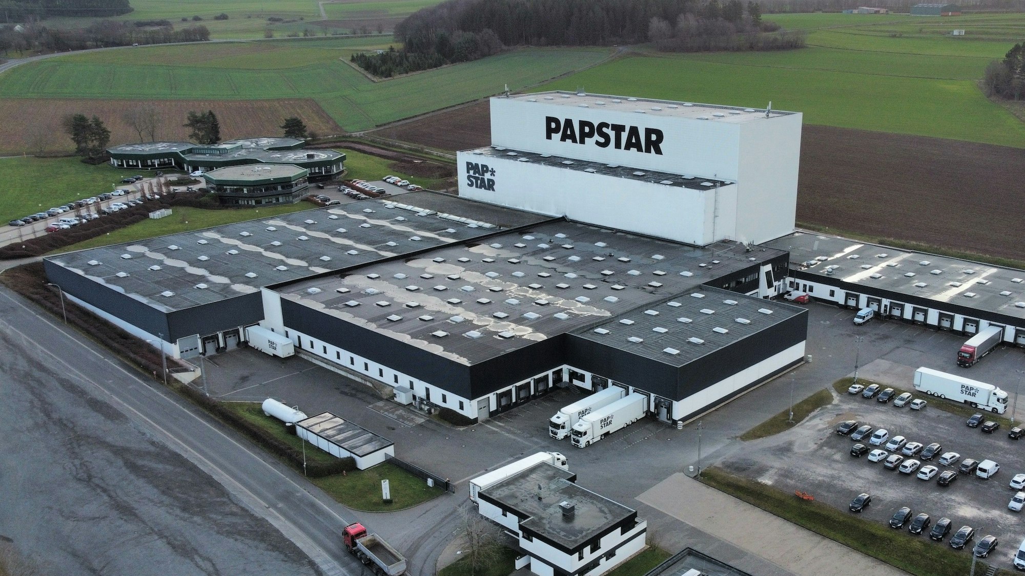 Das Luftbild zeigt die Gebäude der Firma Papstar in Kall.