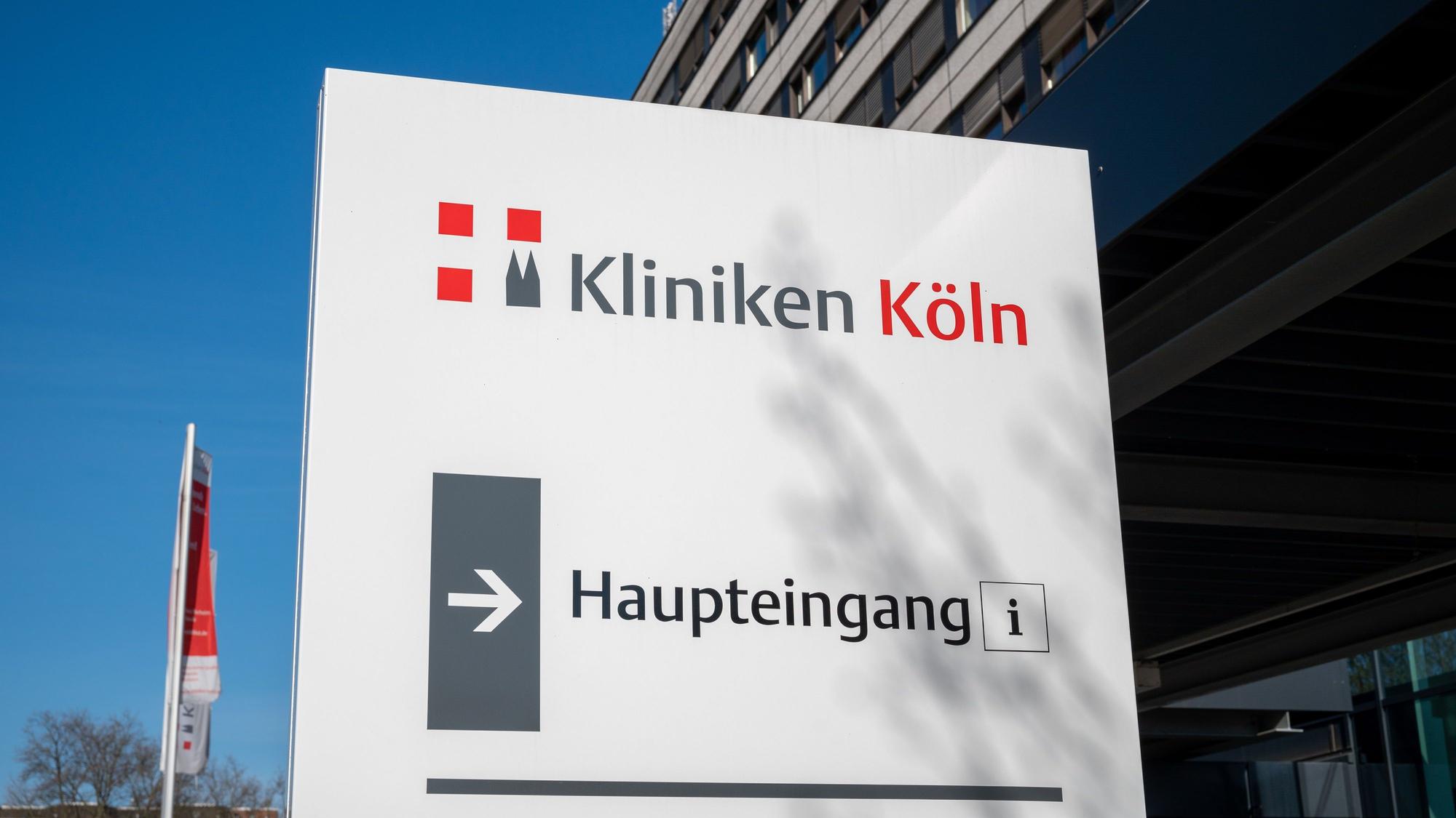 Ein Hinweisschild der städtischen Kliniken Köln am Krankenhaus Merheim