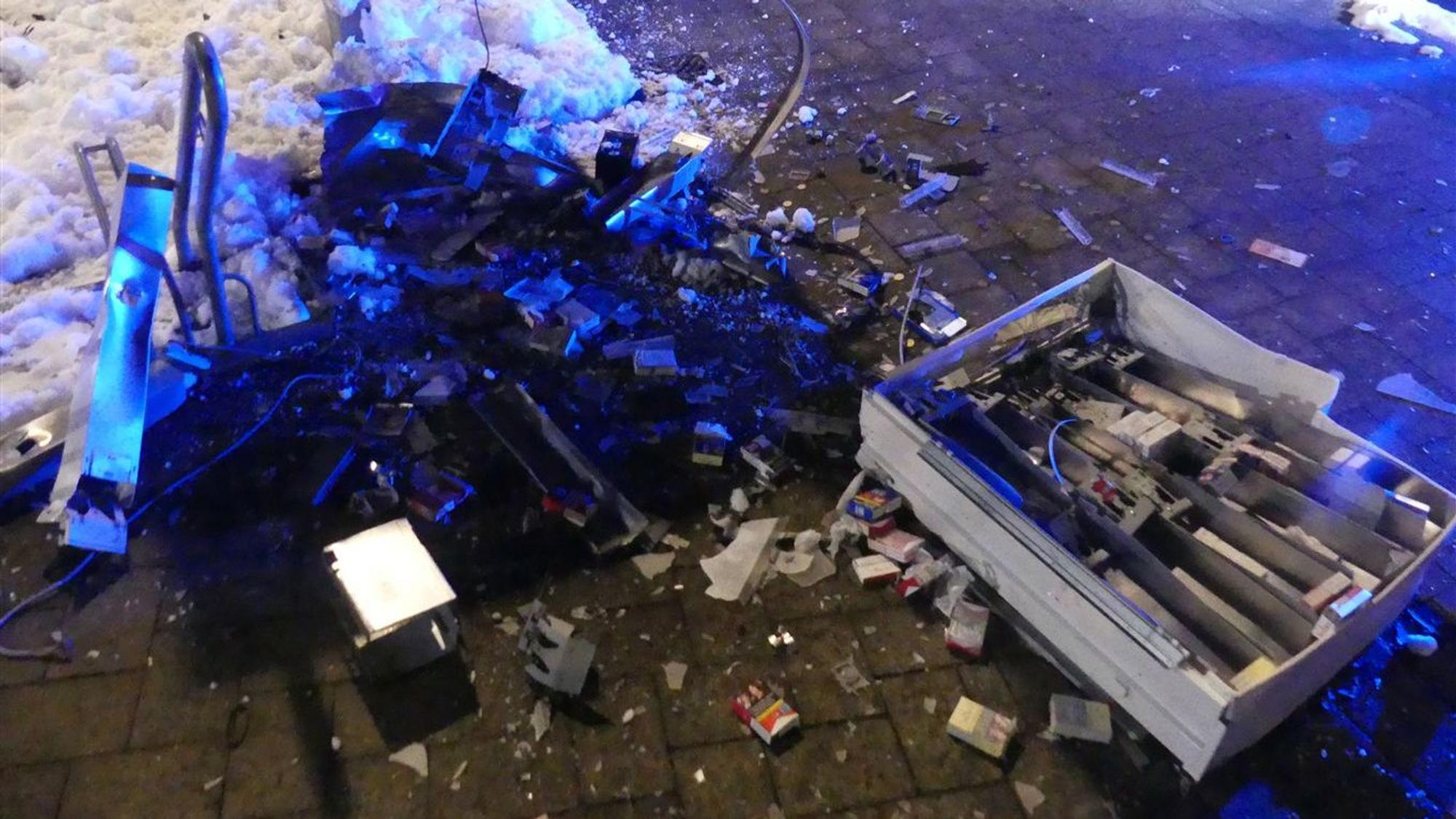 Ein gesprengter Zigarettenautomat liegt auf dem Bürgersteig.