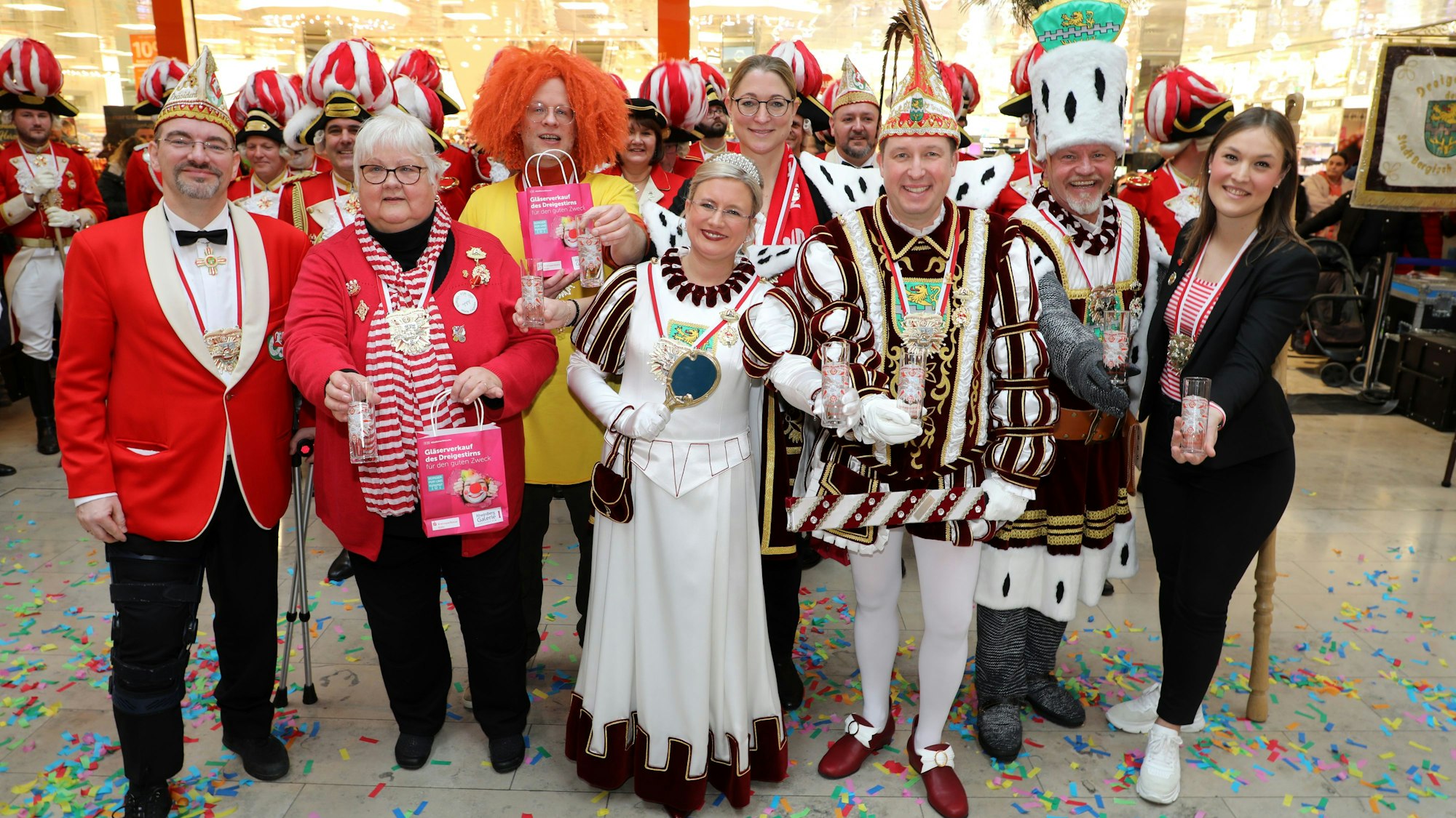 Das Dreigestirn und andere Karnevalisten haben sich zu einem Gruppenbild aufgestellt.