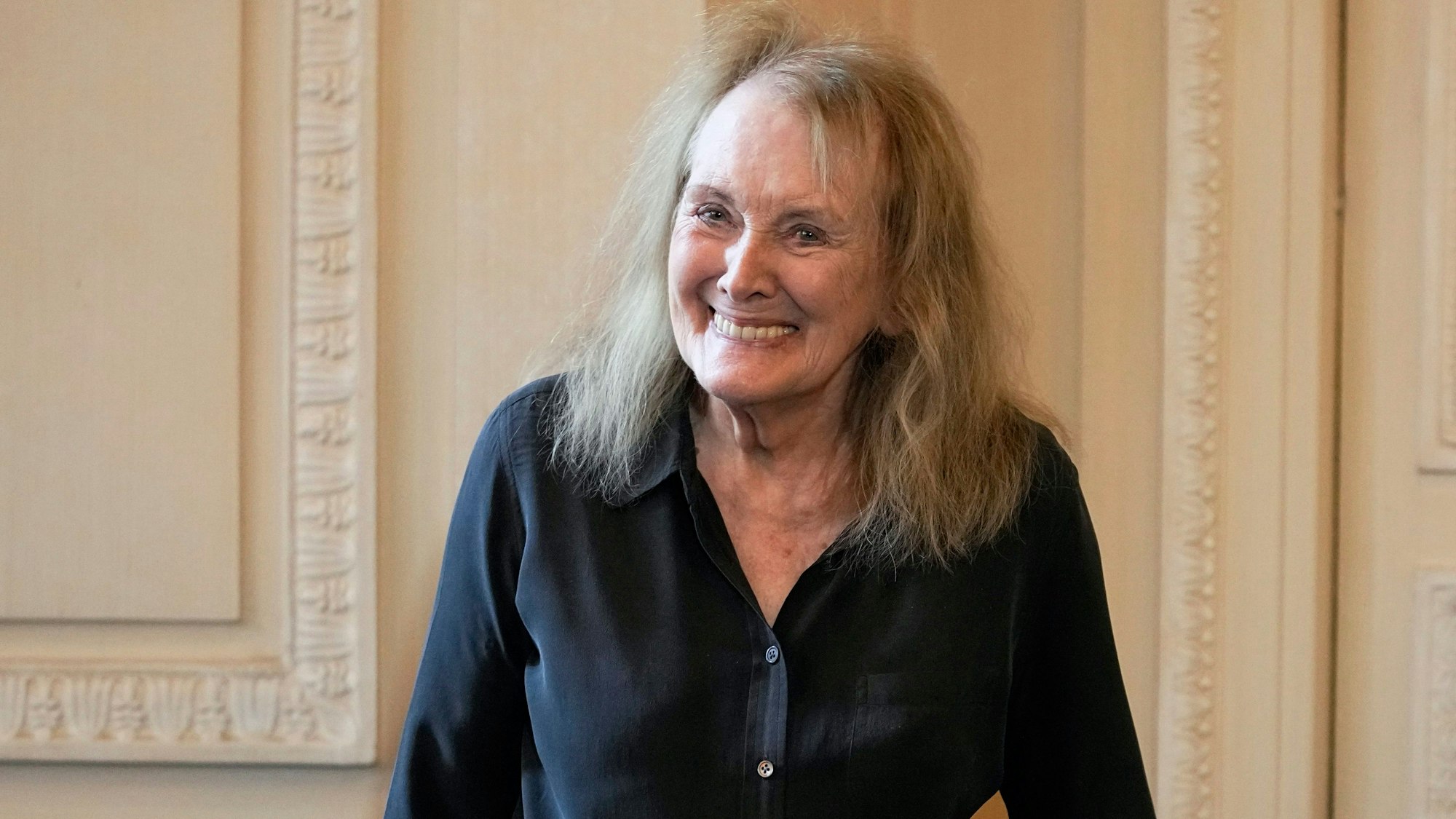 Paris: Die französische Schriftstellerin Annie Ernaux kommt nach der Verleihung des Literaturnobelpreises 2022 zu einer Pressekonferenz. (Archivbild)