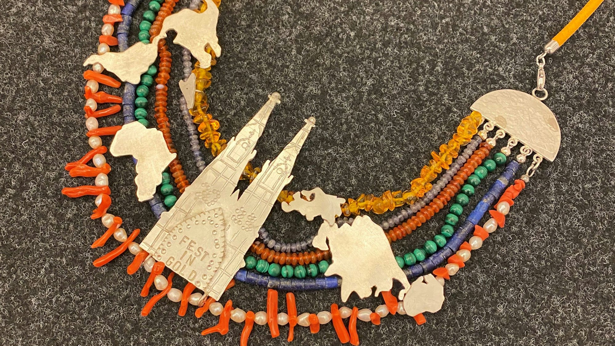 Die Farben des Regenbogens bestimmen den Karnevalorden. Inmitten ist der Kölner Dom zu sehen.