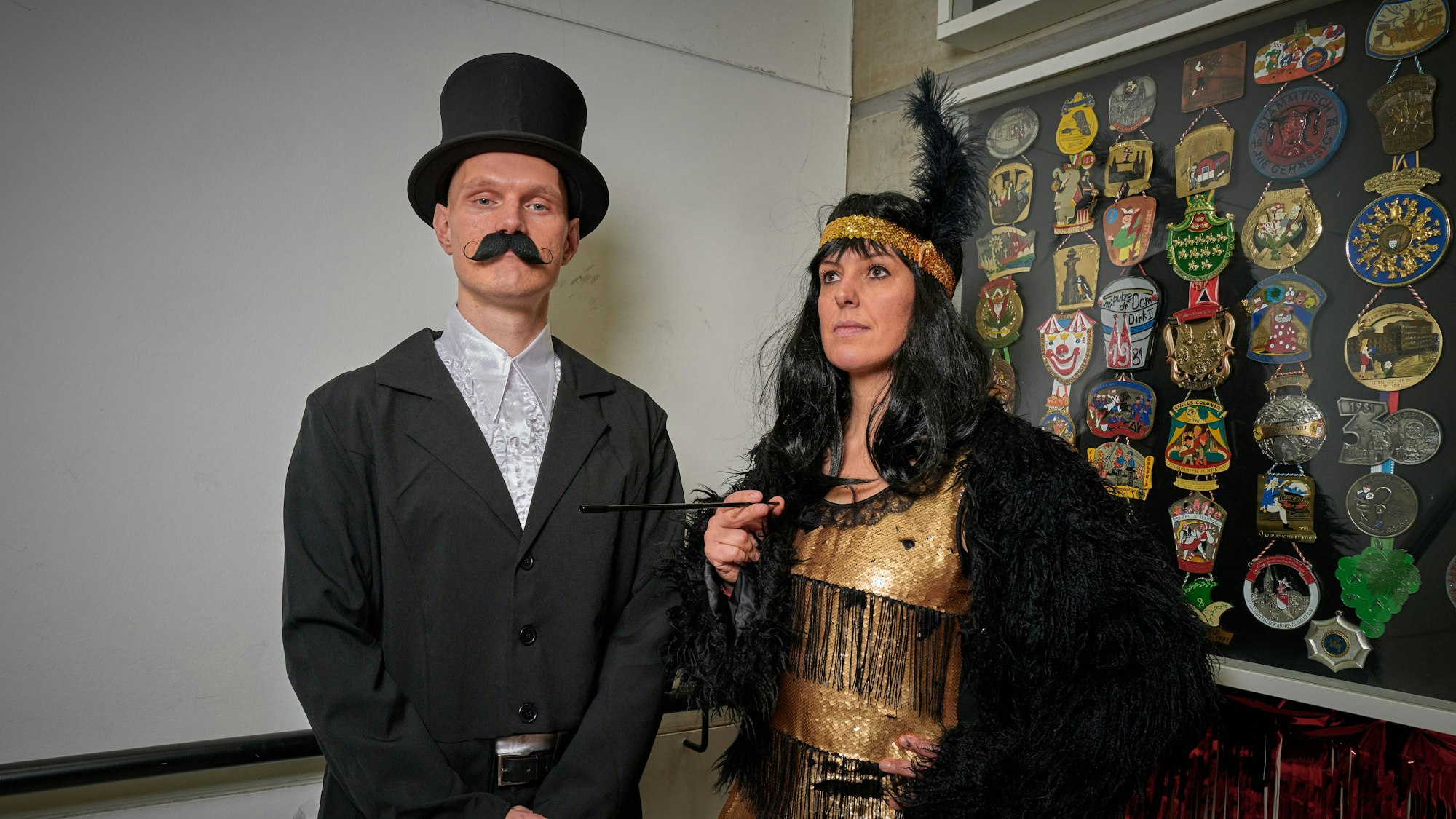 Die Redakteure Florian Holler und Tanja Wessendorf präsentieren das Kostümensemble „20er Jahre“