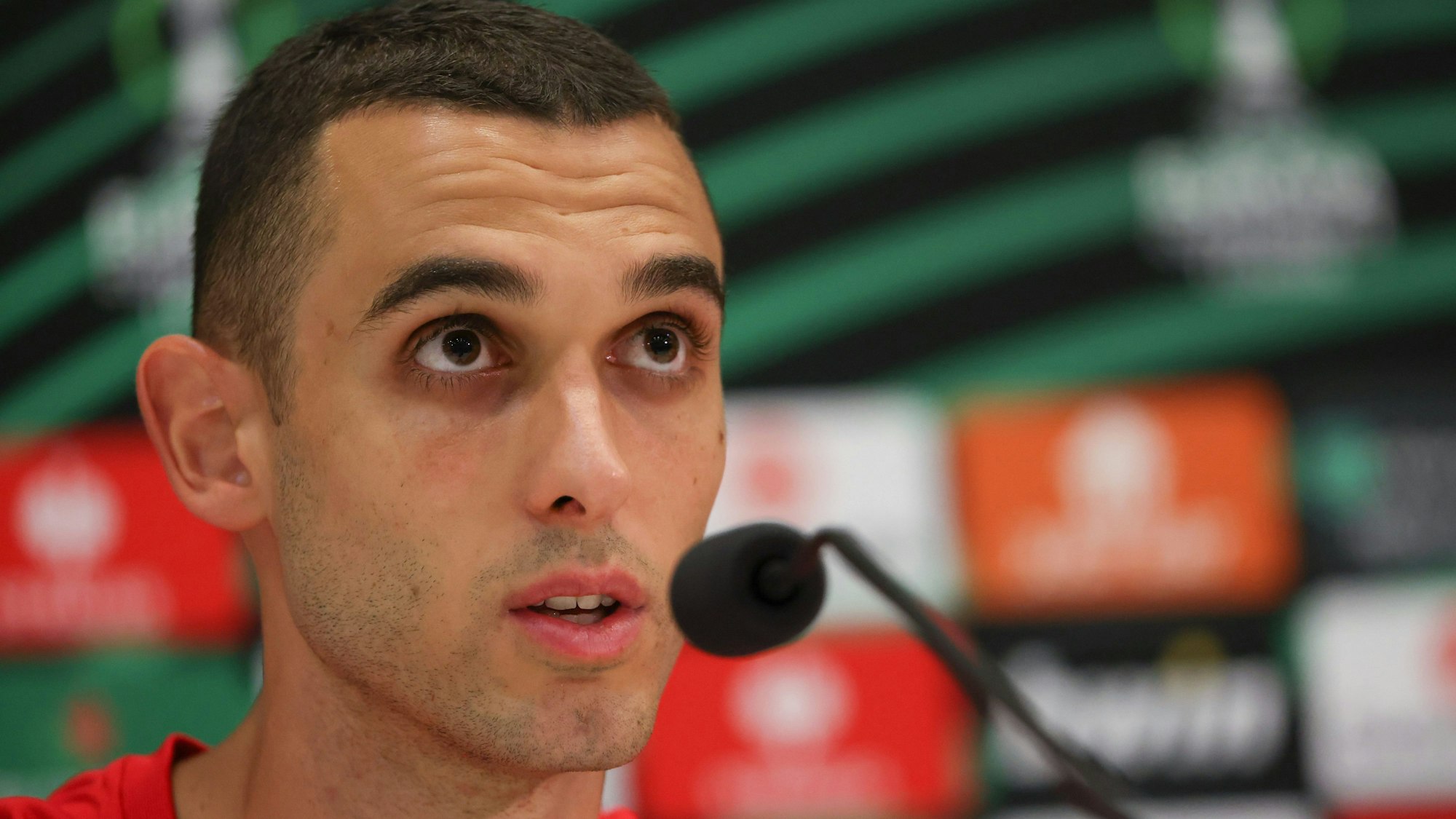 Ellyes Skhiri vor einem Mikrofon (Archivbild).