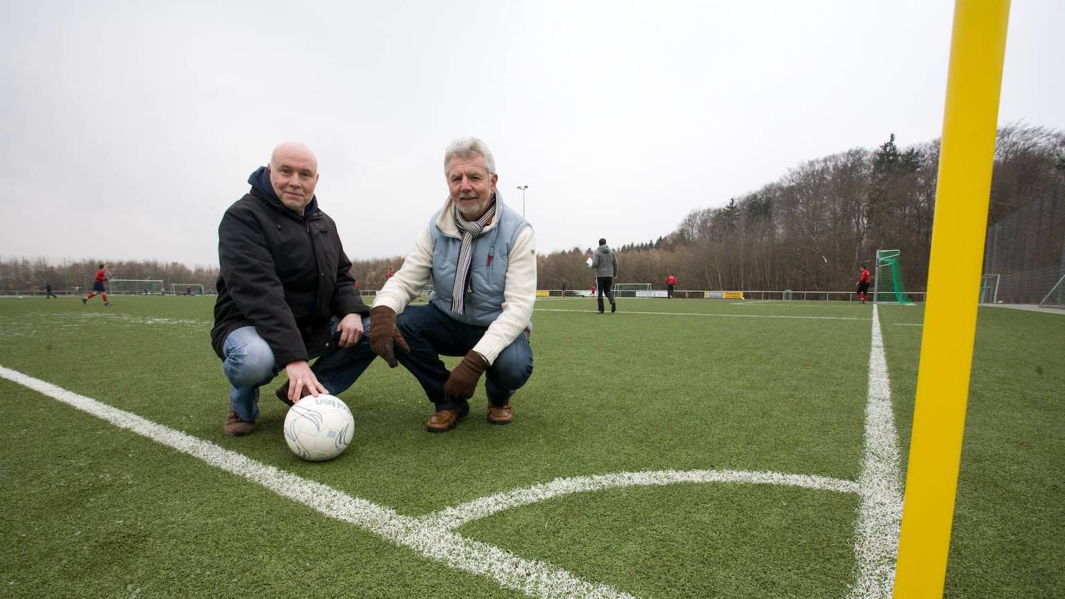 Schon wieder ein Dutzend Jahre her: Der Kunstrasen machte für Johannes Berchem (l.) und Michael Fleischhauer vieles leichter. Foto: Kehrein