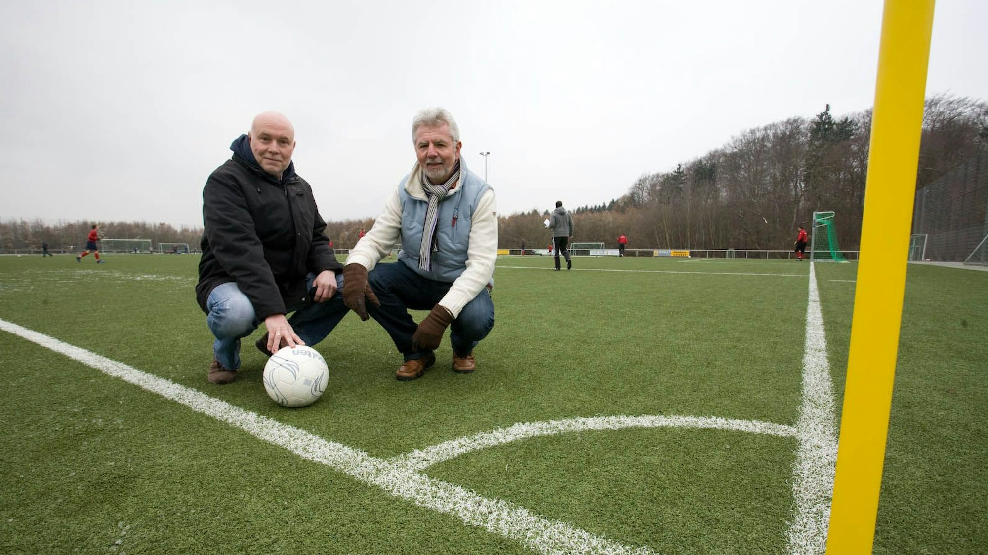 Schon wieder ein Dutzend Jahre her: Der Kunstrasen machte für Johannes Berchem (l.) und Michael Fleischhauer vieles leichter. Foto: Kehrein
