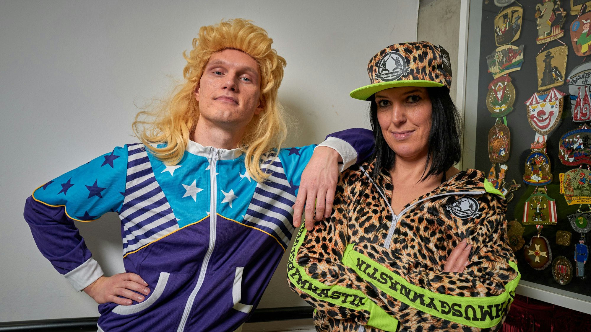 Die Redakteure Florian Holler und Tanja Wessendorf präsentieren das Kostümensemble „80er Jahre“