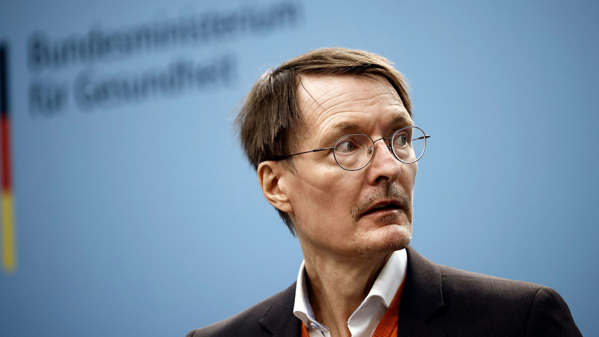 Karl Lauterbach (SPD), Bundesminister für Gesundheit, hat mit Aussagen in einem Interview viel Aufsehen erregt. Nun sagt er, er sei falsch zitiert worden.