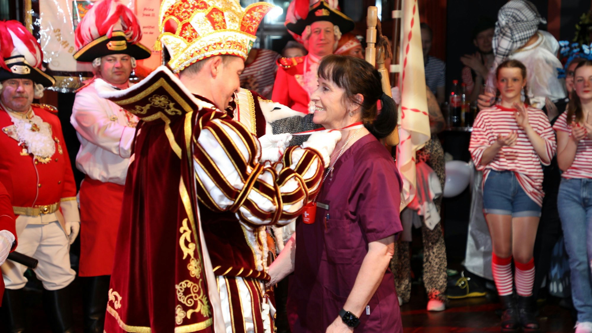 Prinz Frank III. verleiht einen Orden an die DRK-Kreisvorsitzende Ingeborg Schmidt.