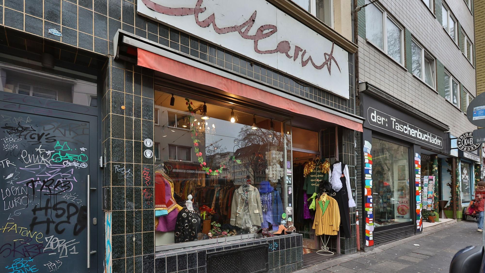 Das Schaufenster mit Kostümen des Secondhand-Ladens "Entlarvt".