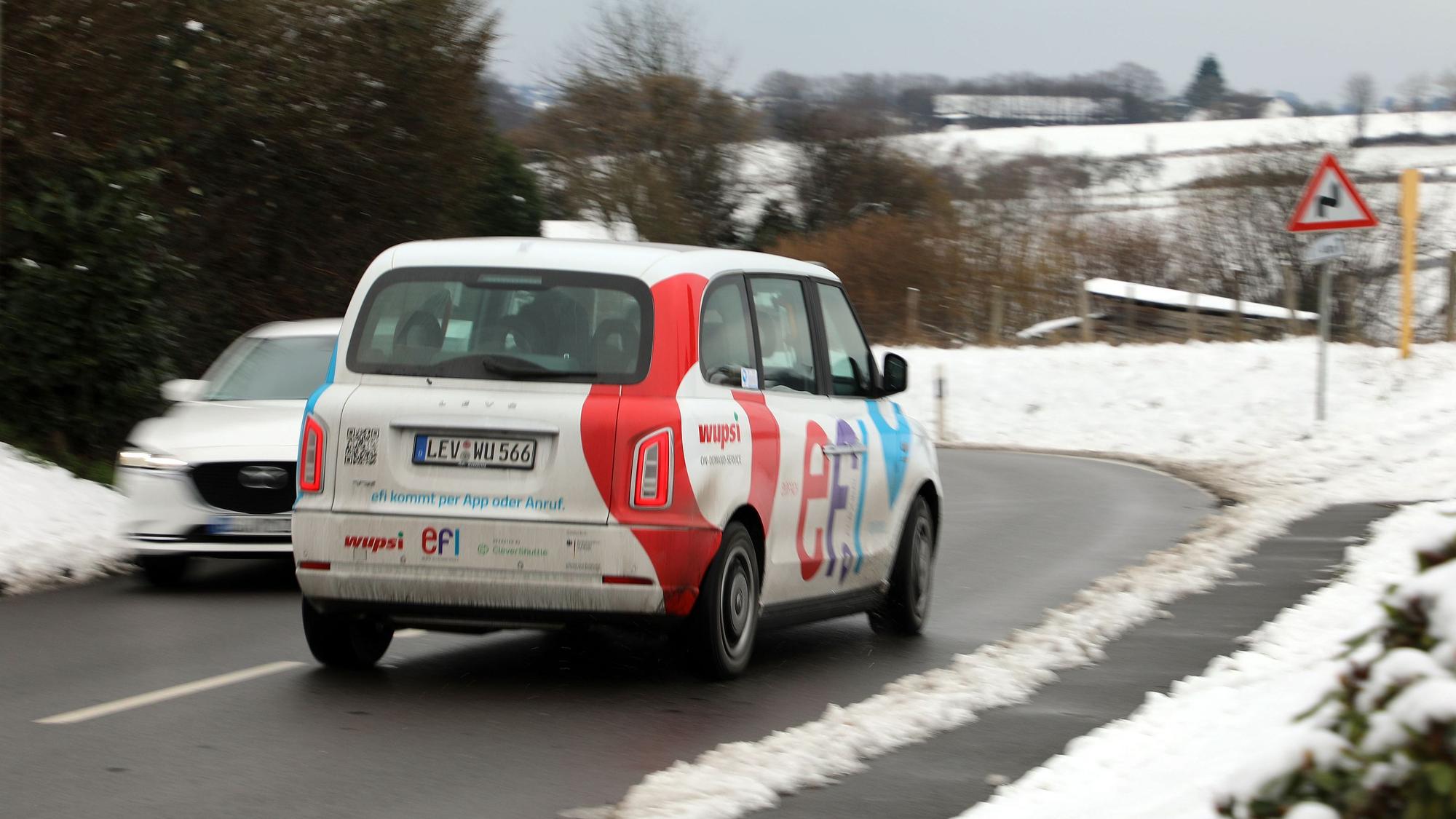 Ein „Efi“-Auf-Abruf-Taxi fährt auf der Scheurner Straße von Neschen in Richtung Altenberg.