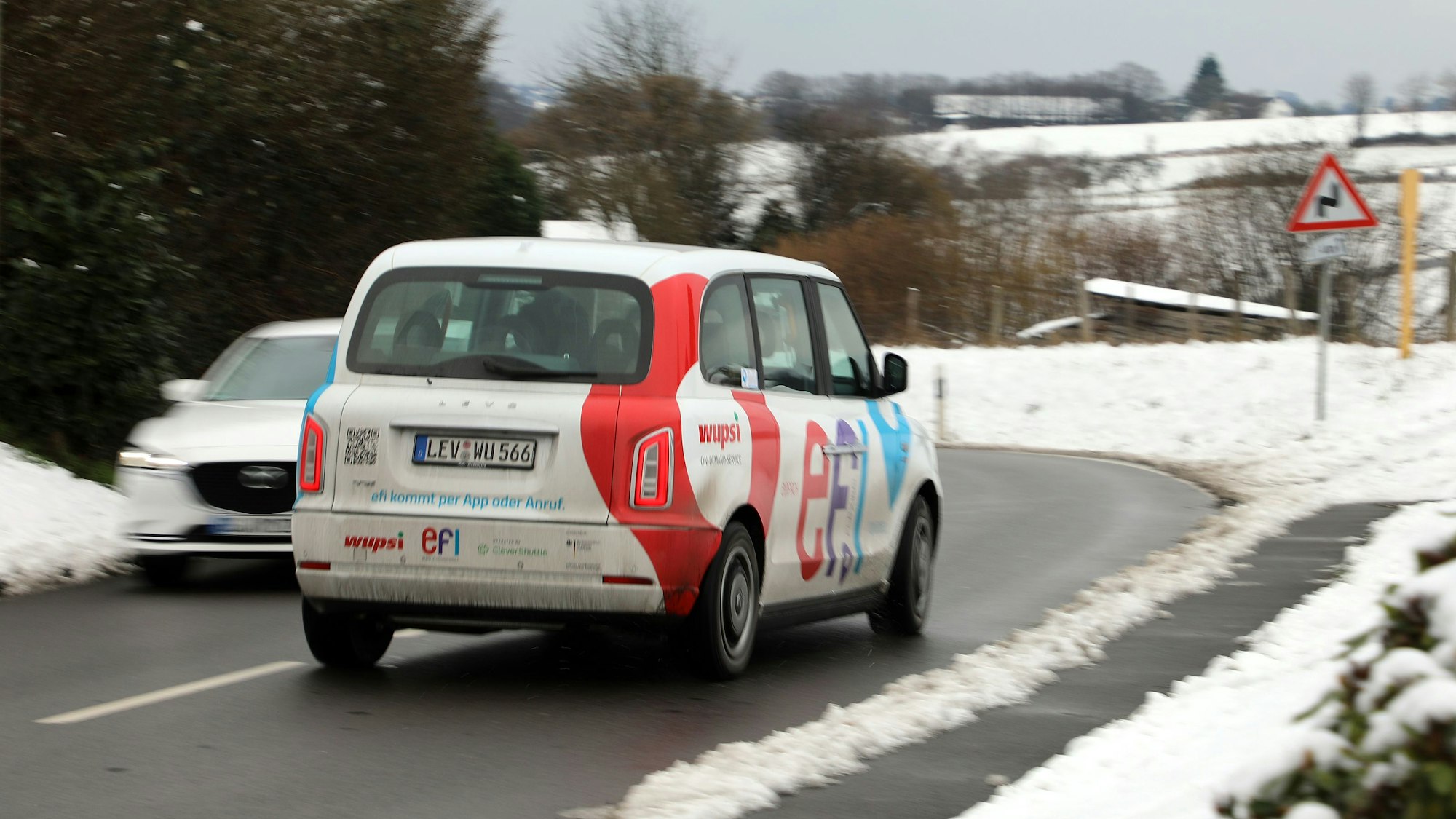 Ein „Efi“-Auf-Abruf-Taxi fährt auf der Scheurner Straße von Neschen in Richtung Altenberg.