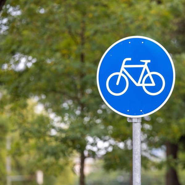 Fahrradwegeschild in Muenchen im September 2021