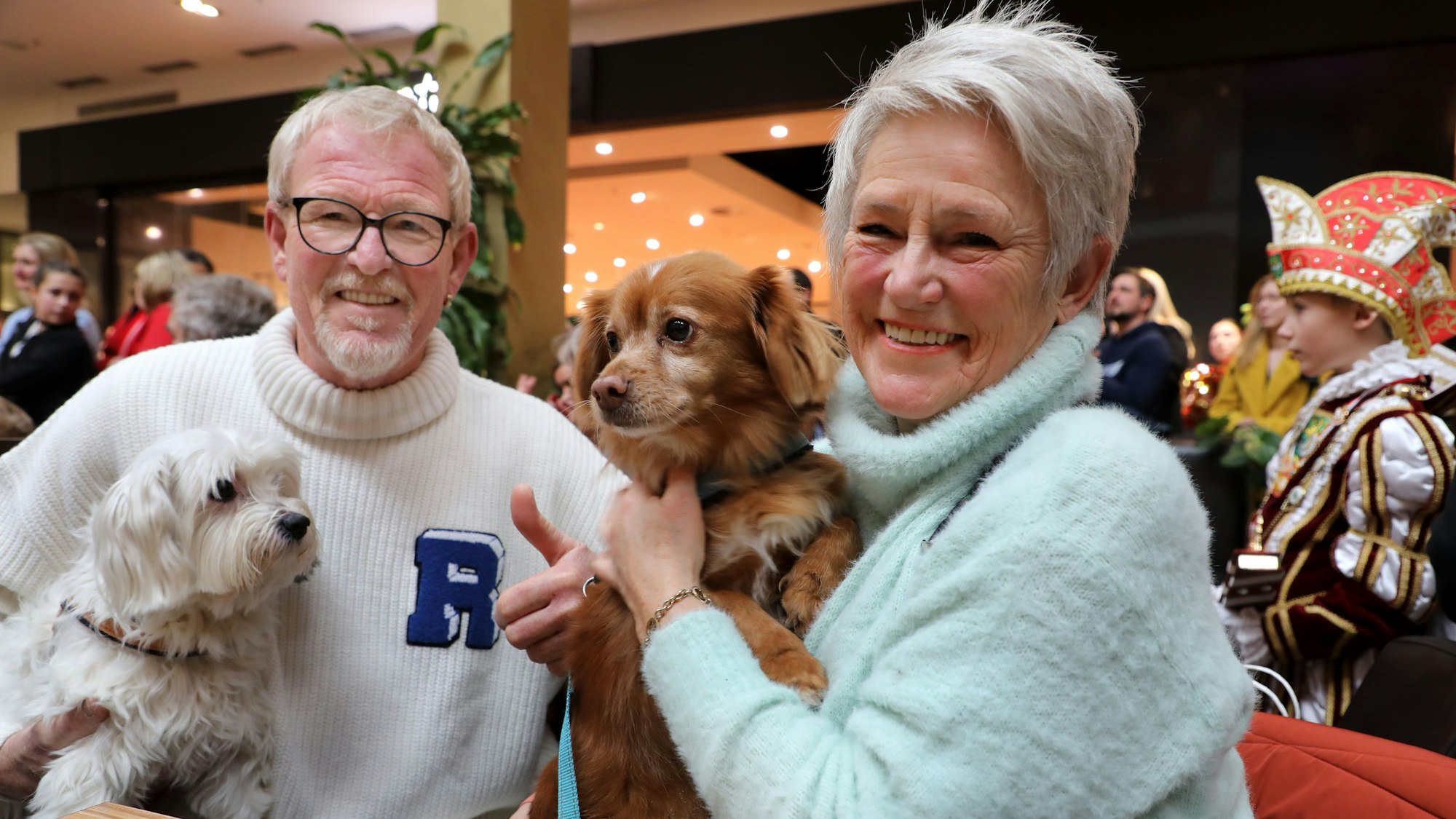 Monika und Wilfried Koczwara aus Herkenrath mit ihren zwei Hunden.