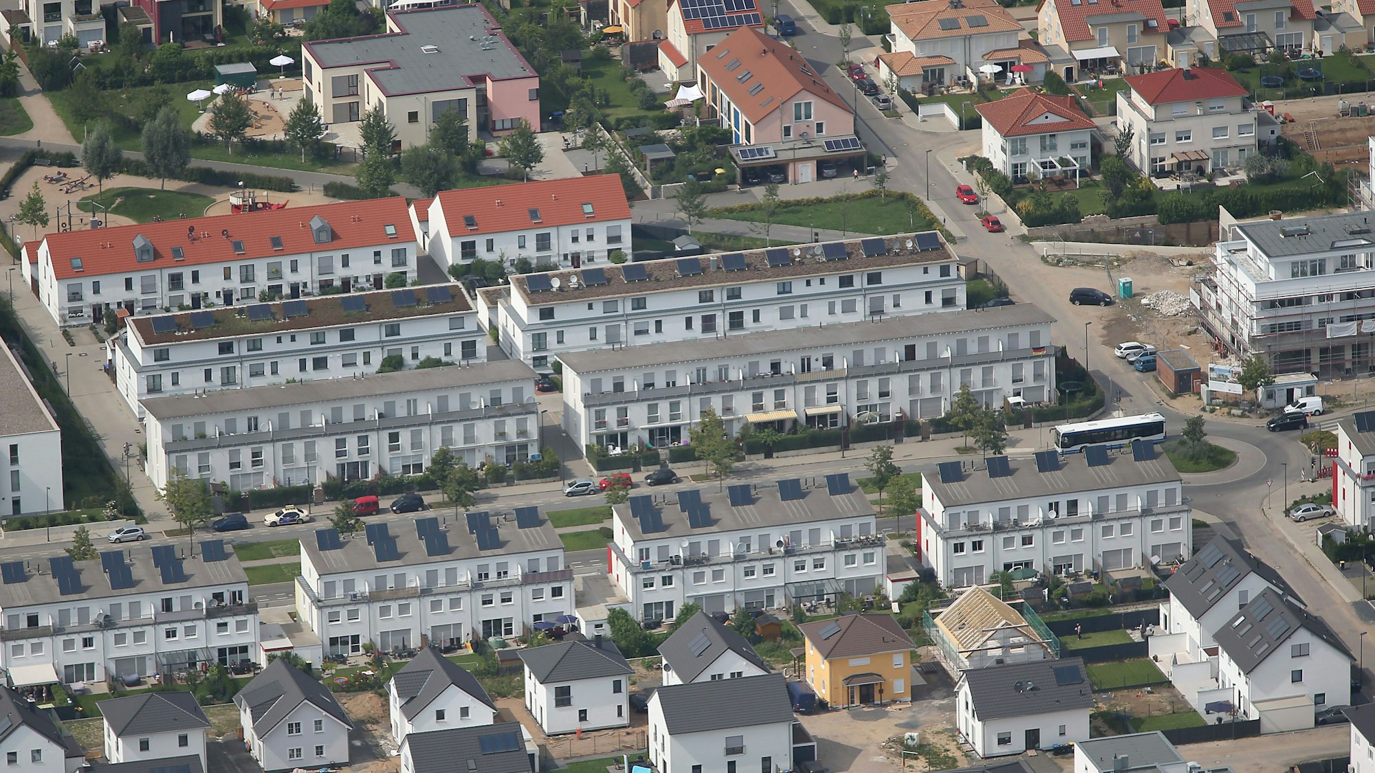 Blick auf Einfamilien- und Reihenhäuser.