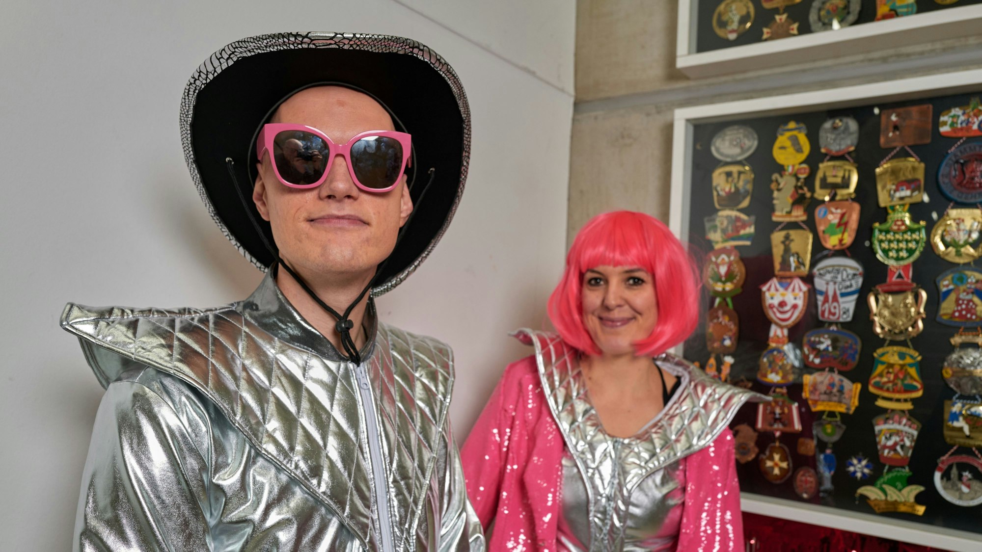 Die Redakteure Florian Holler und Tanja Wessendorf präsentieren das Kostümensemble „Spacecowboys“