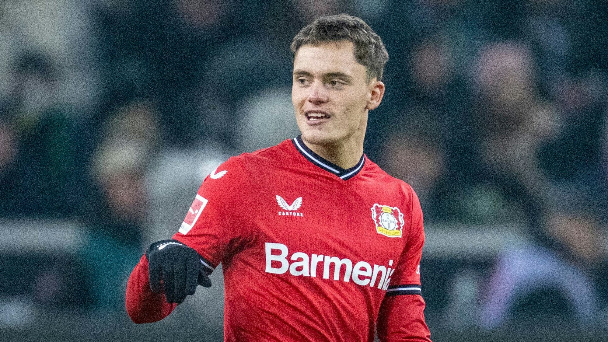 Florian Wirtz gibt Anweisungen auf dem Feld.