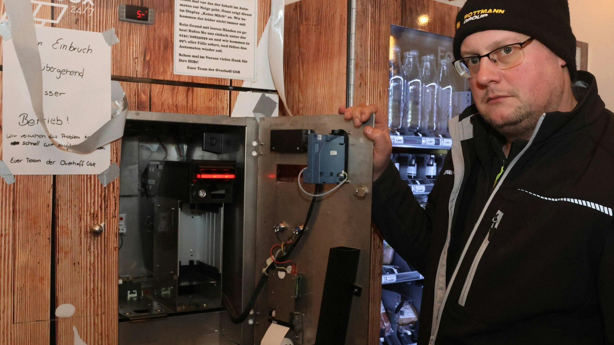 Einbruch Milchtankstelle Waldbröl, Marco Overhoff bei dem ausgeräumten Milchautomaten