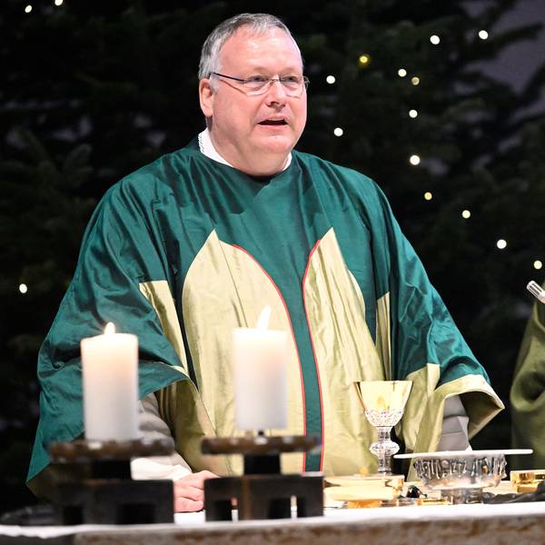 Pfarrer Winfried Kissel steht am Alter in St. Johann Baptist Refrath.