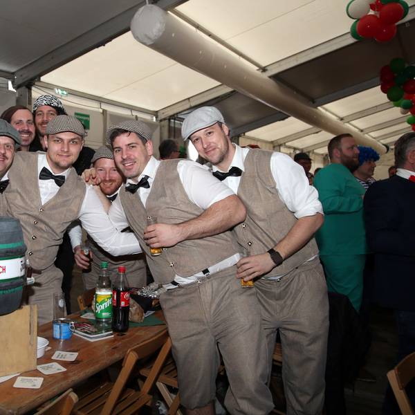 Eine Gruppe Jecken posiert für unseren Fotografen bei der Herrensitzung im Festzelt in Engelskirchen.