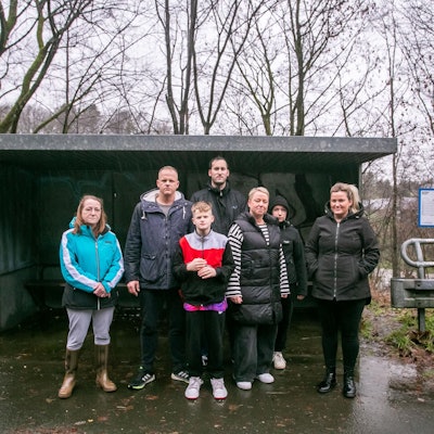 Anwohnerinnen und Anwohner aus Untersülze stehen an einer Bushaltestelle.