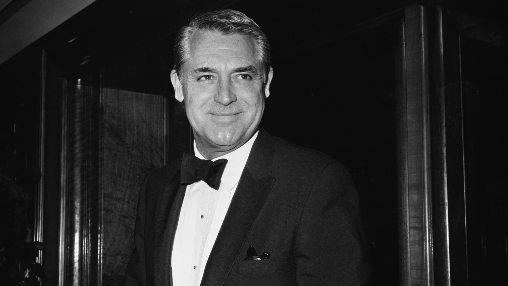 Cary Grant im Anzug bei einer Veranstaltung.