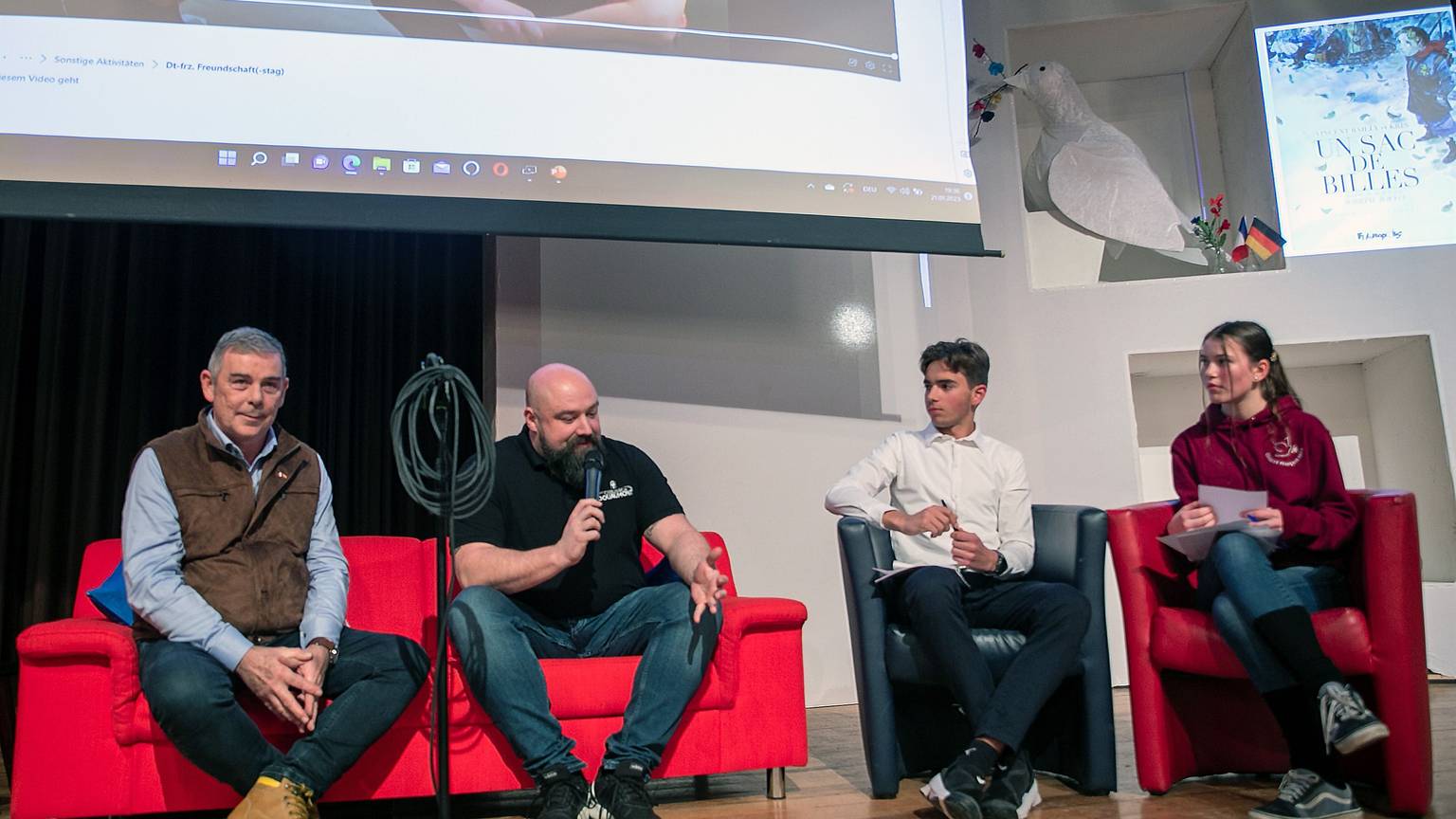 Beim Fest der deutschen-französischen Freundschaft interviewten die beiden Schüler des Städtischen Gymnasiums Rheinbach, Noah Schmidt-Taube und Kea Coersmeier, den Bürgermeister von Douaumont-Vaux, Armand Falque, und Olivier Gerard, den Direktor der Stiftung Beinhaus von Douaumont. Foto: Volker Jost