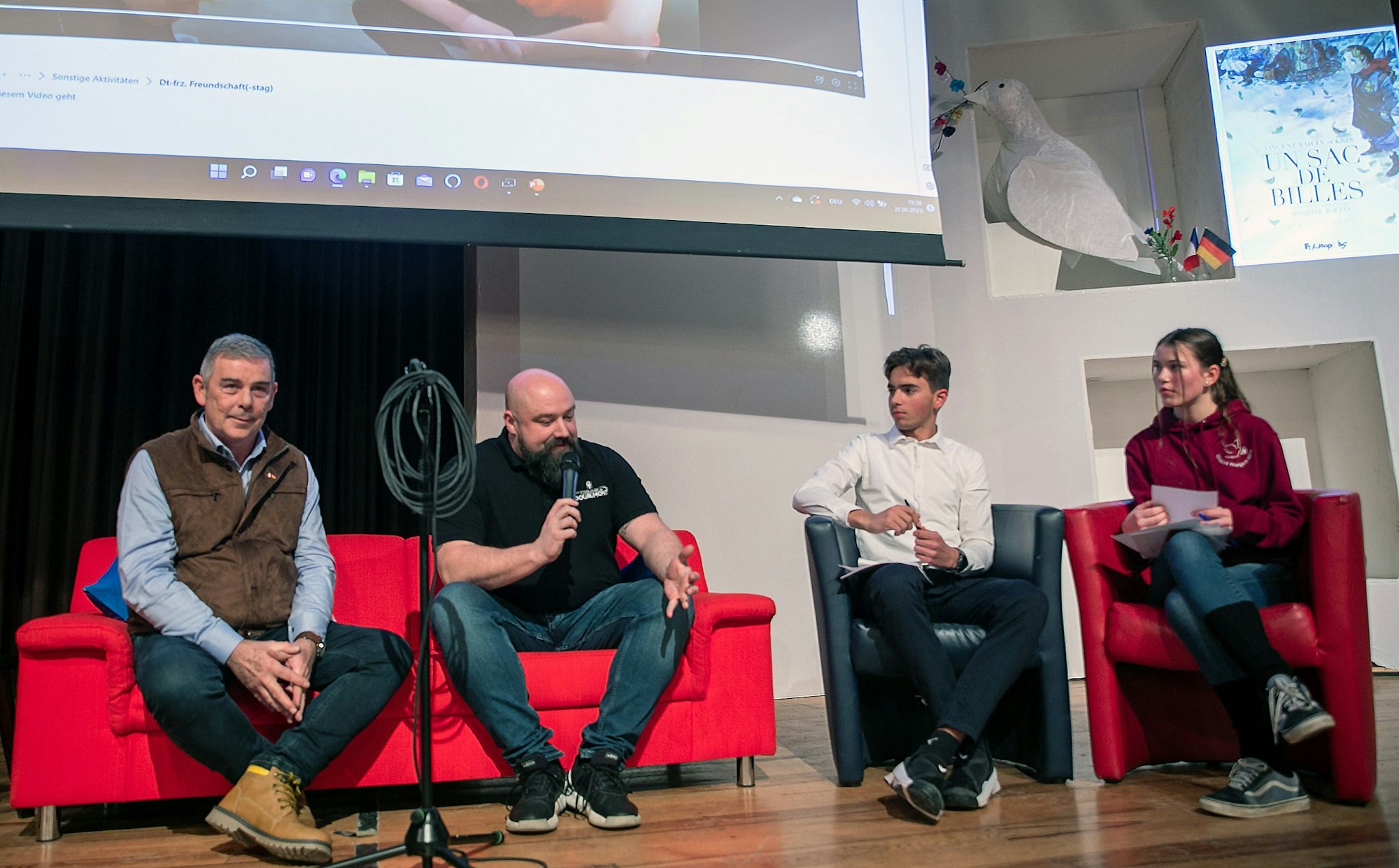 Beim Fest der deutschen-französischen Freundschaft interviewten die beiden Schüler des Städtischen Gymnasiums Rheinbach, Noah Schmidt-Taube und Kea Coersmeier, den Bürgermeister von Douaumont-Vaux, Armand Falque, und Olivier Gerard, den Direktor der Stiftung Beinhaus von Douaumont. Foto: Volker Jost