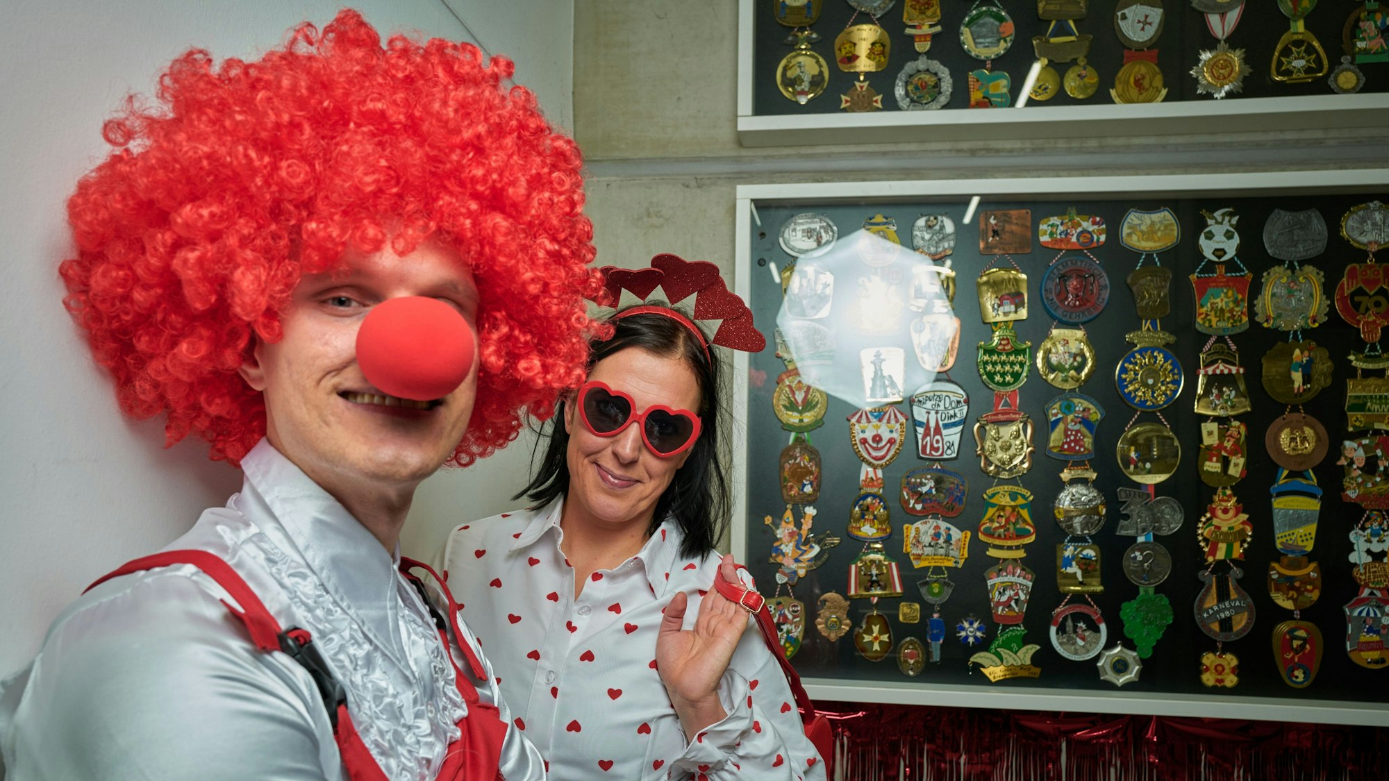 Die Redakteure Florian Holler und Tanja Wessendorf präsentieren das Kostümensemble "Rot und weiß“.