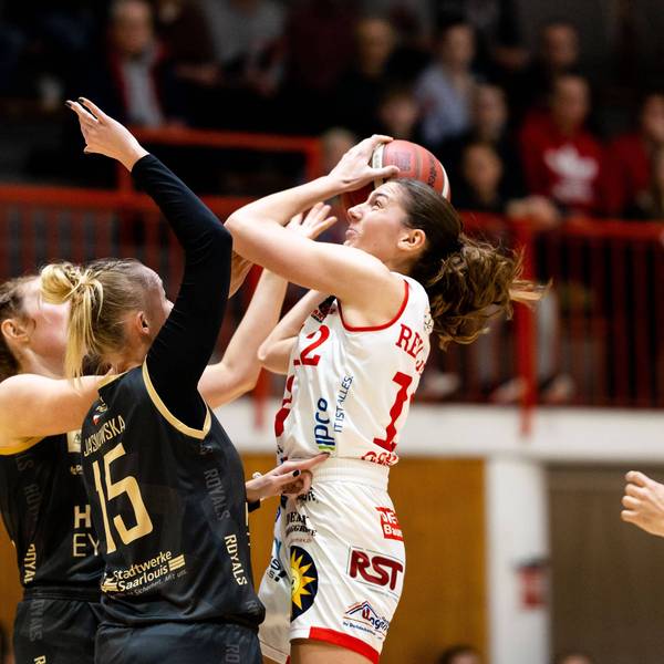 Das Bild zeigt eine Spielszene beim Basketball von zwei Damenmannschaften.