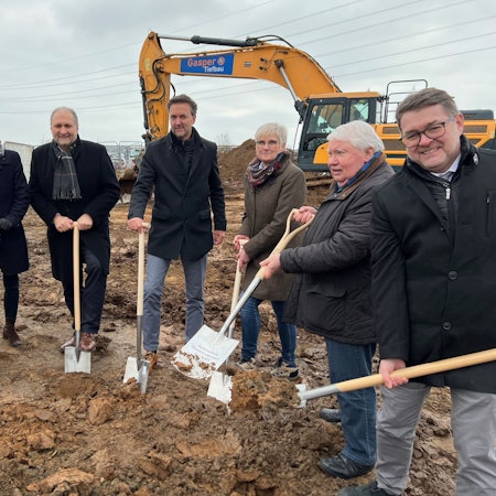 Symbolisch setzen die Verantwortlichen den ersten Spatenstich für den Bau des Gründer- und Bildungscampus Handwerk Rhein-Erft.