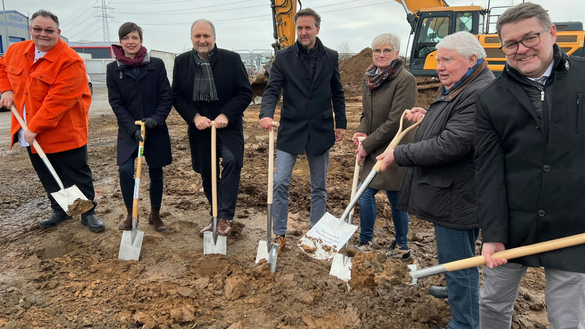 Symbolisch setzen die Verantwortlichen den ersten Spatenstich für den Bau des Gründer- und Bildungscampus Handwerk Rhein-Erft.