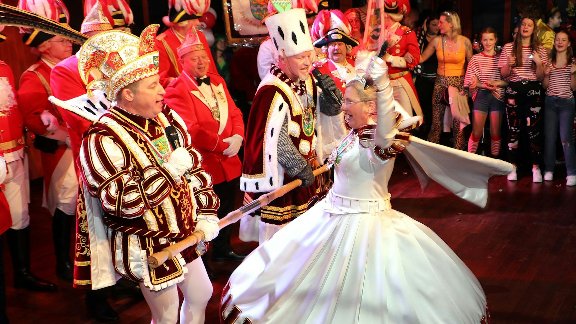 Jungfrau Melanie tanzt auf Bauer und Prinz zu.