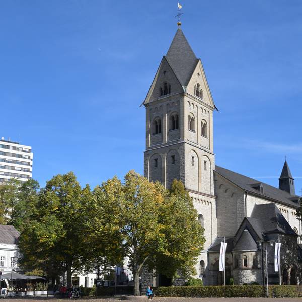 Die Kirche St. Laurentius in Bergisch Gladbach von außen.